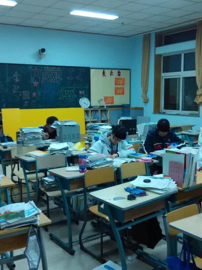 感动人的一幕！国庆节后的一天傍晚，广东清远的一所中学课室里，同学们正在上晚修课，