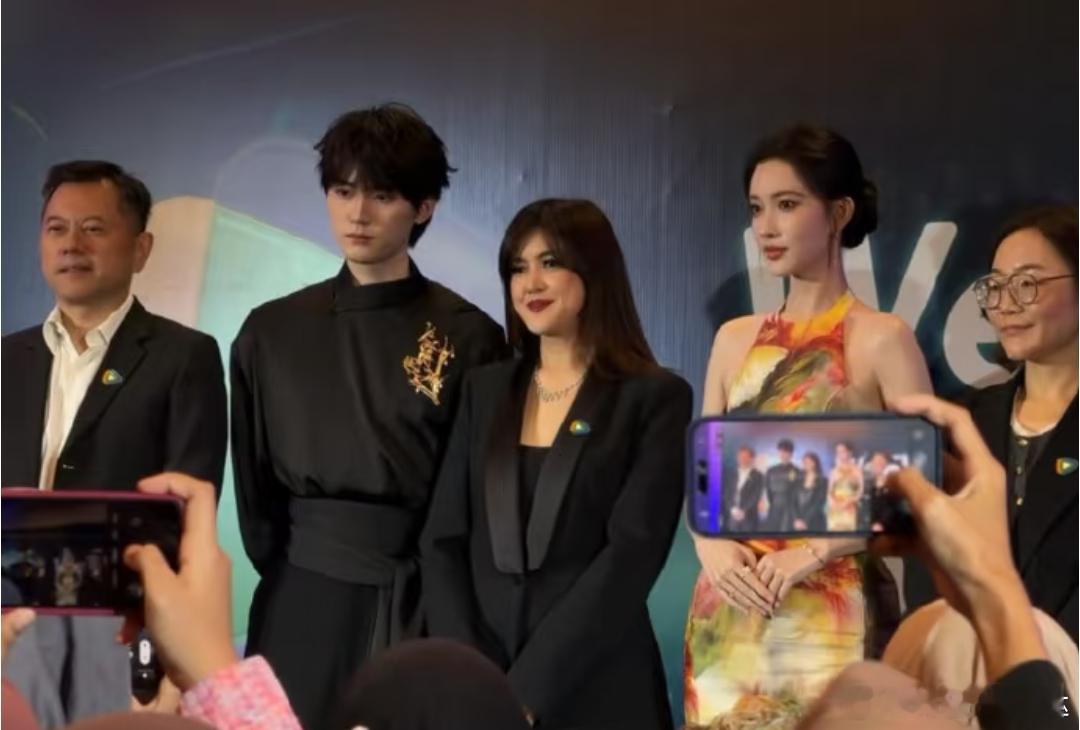 wetv印尼活动上，作为代言人的周翊然和孟子义同框合照啦！美美美！ 