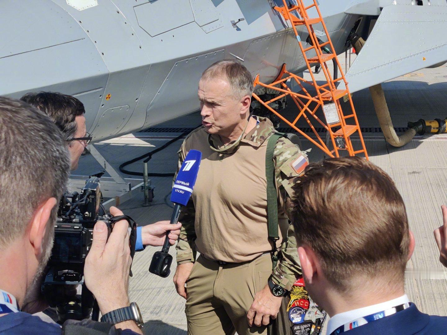 博大爷在迪拜航展现场接受采访。飞行表演那架SU-57目前在静展区接受参观。 