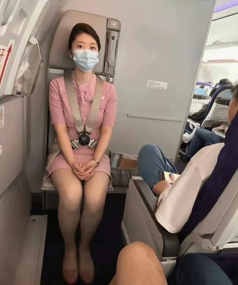 对望之下，居然我羞涩的低下了头