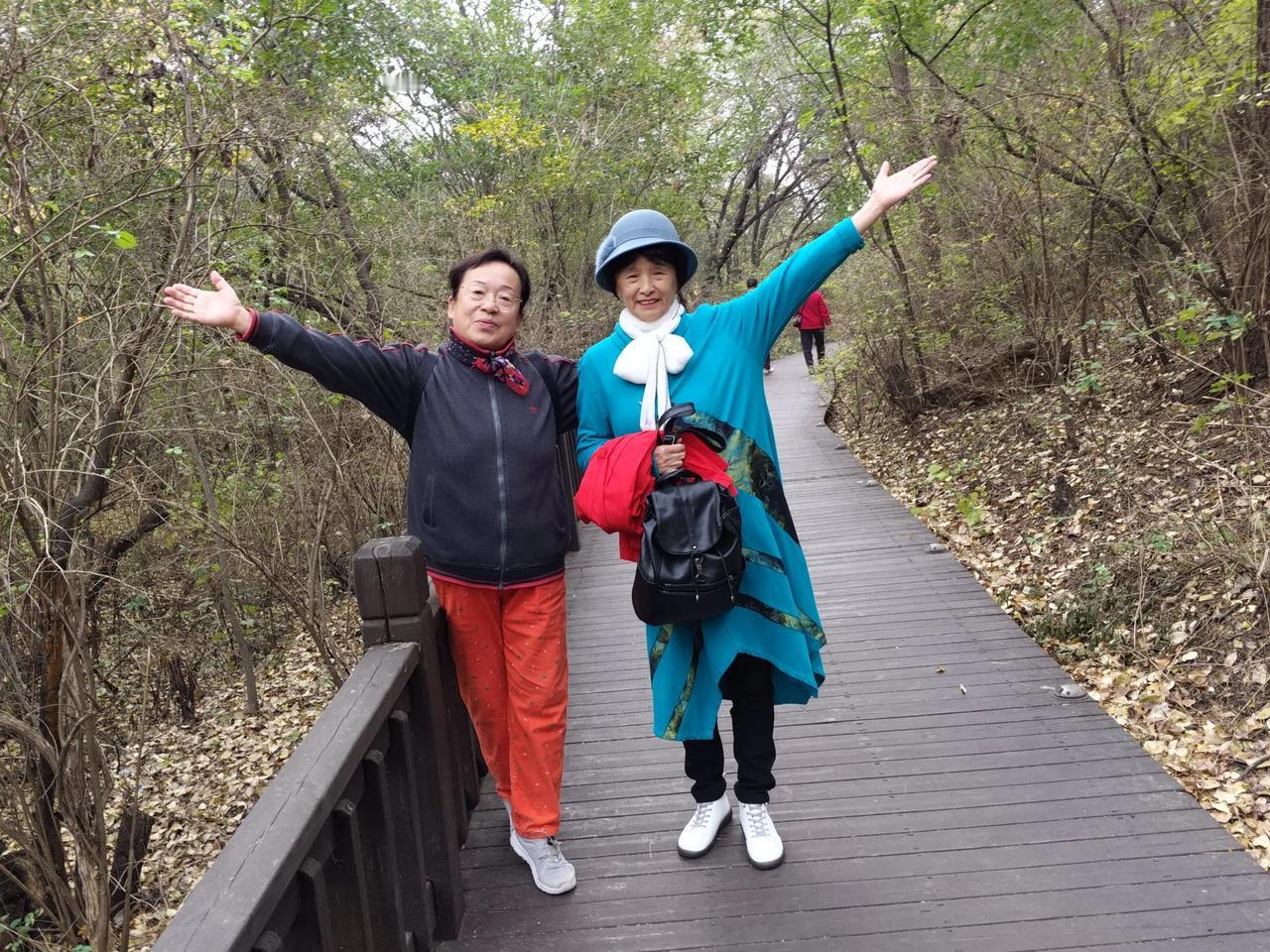金秋十月秋意浓浓，我和邻居来到了北普陀山，秋季美丽的风景无处不在。