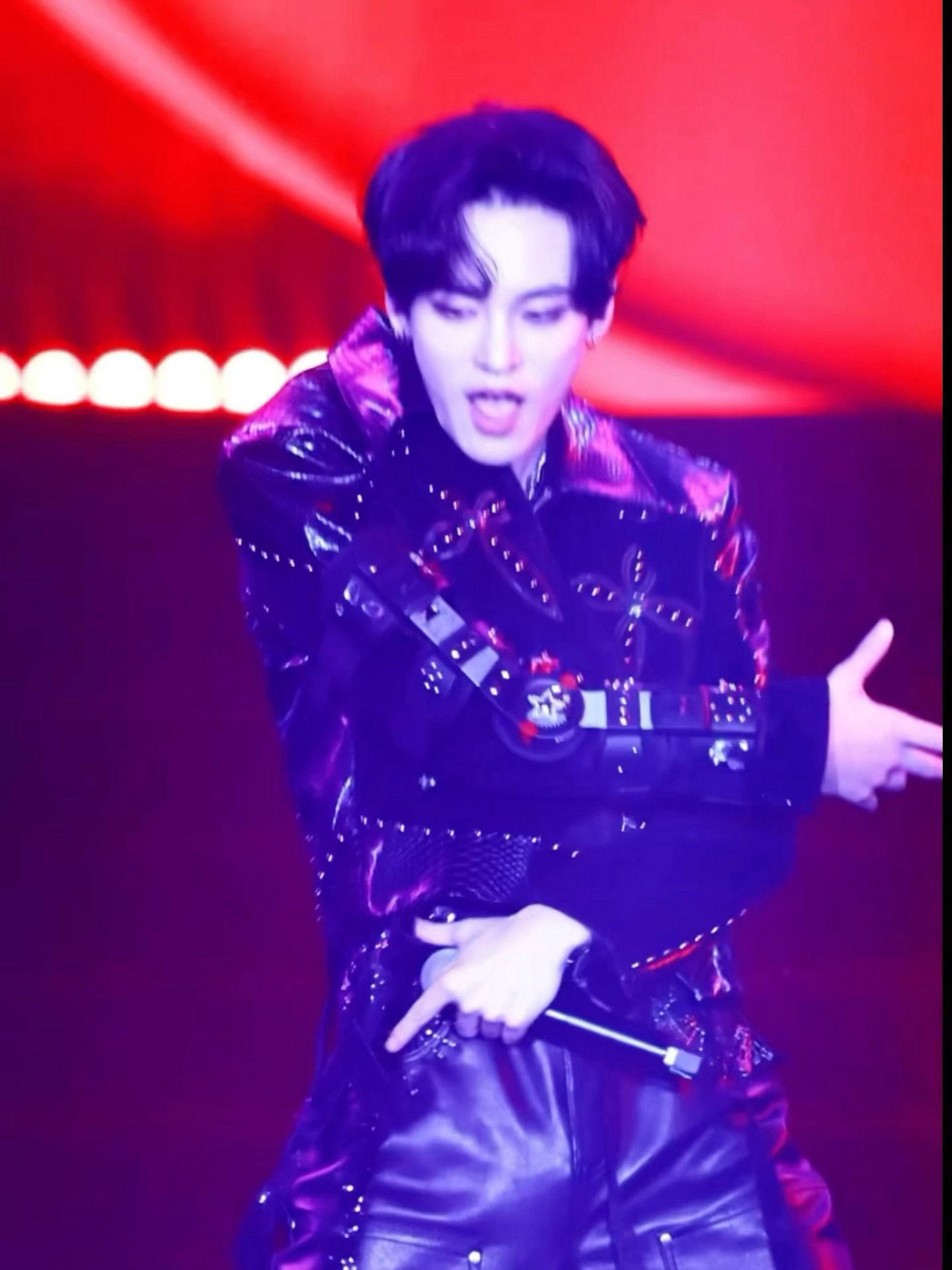 骨折戴机械臂也要唱跳 天呢！谁敢想姚柏南这么漂亮的机械臂底下是钉了这么多钉子的骨