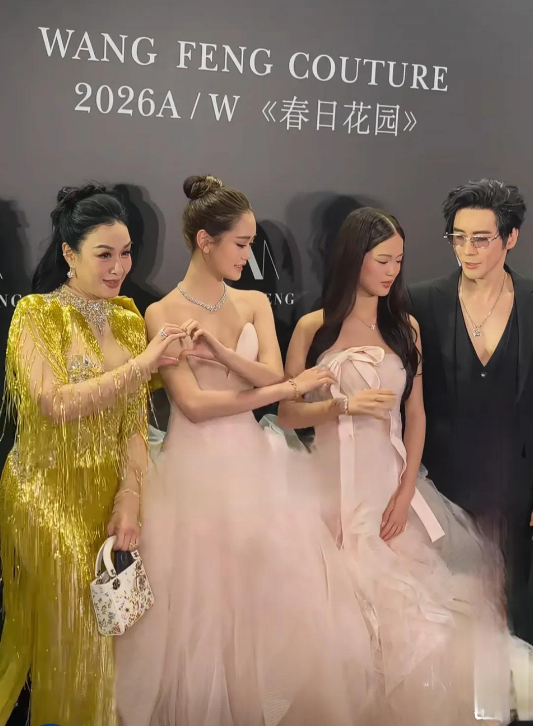 她们一家真是太漂亮了。张伦硕很帅，钟丽缇还是那么的漂亮。两个女儿更是锦上添花。