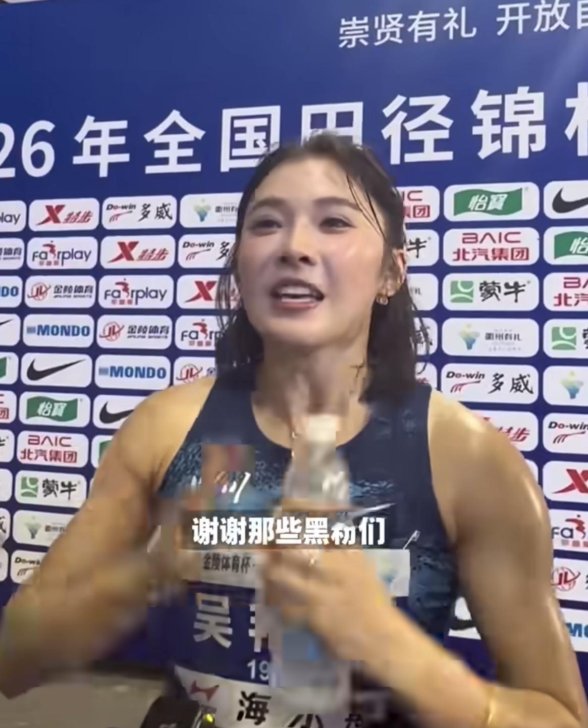 夺冠终点摇头，吴艳妮喊话黑粉：你们尽管继续黑我

很多人看到吴艳妮冲过终点，第一