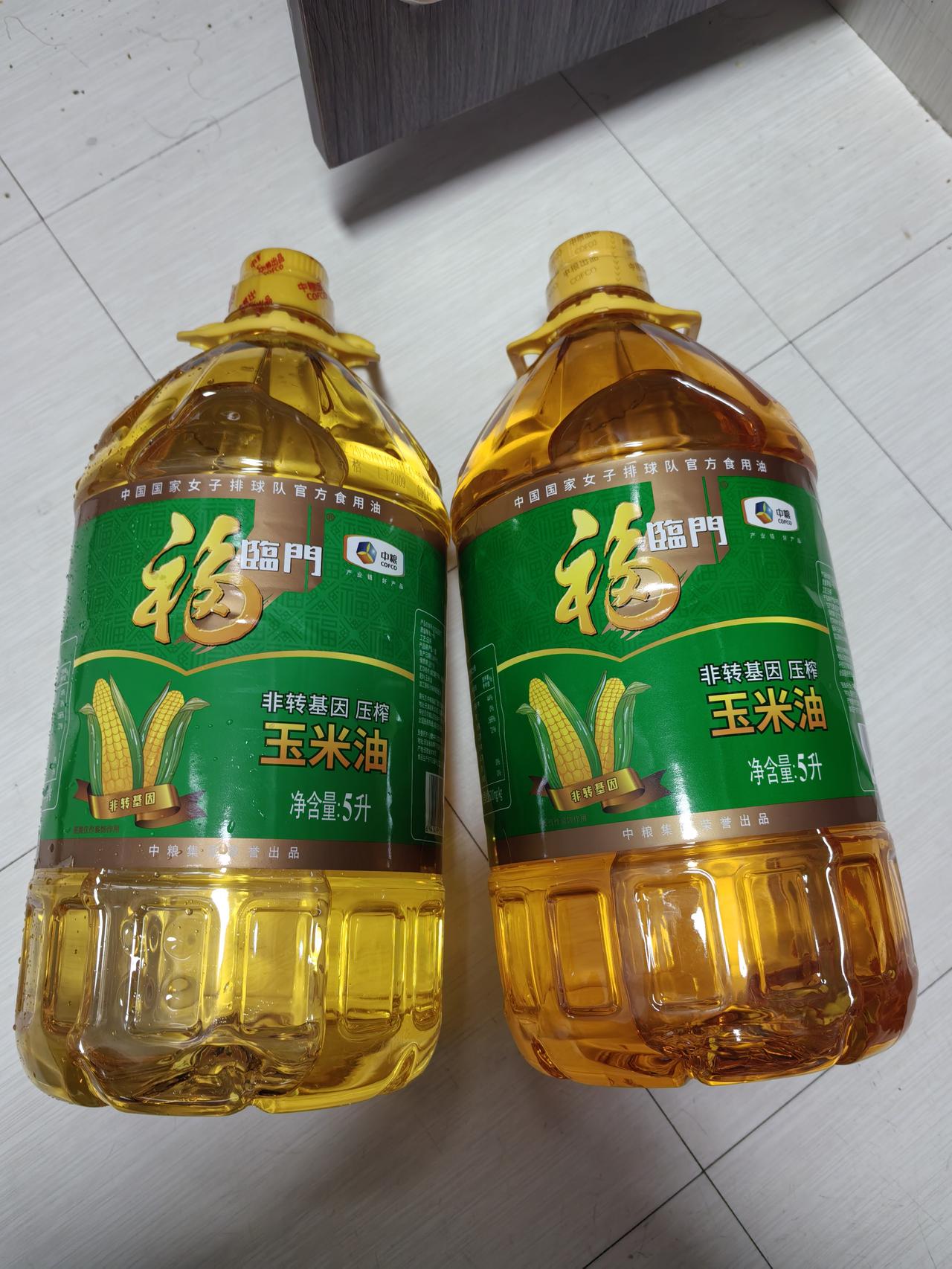 同一个品牌，不同批次的玉米油，颜色差别这么大吗？
都是种粮集团的，一个是今年八月