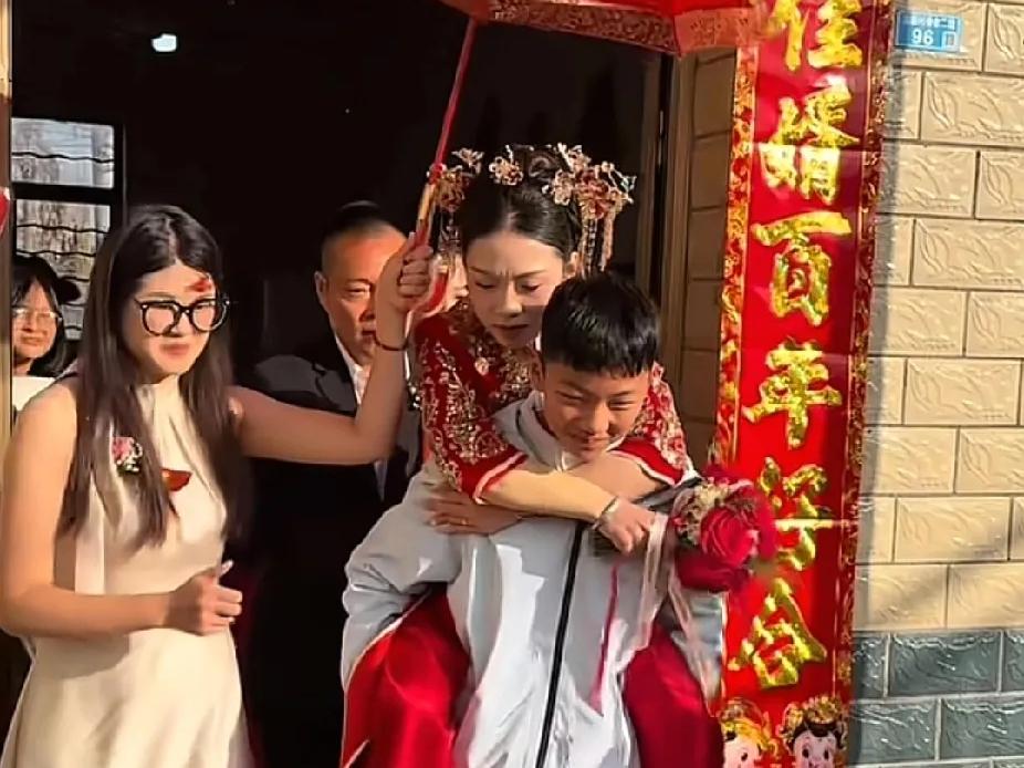 姐姐要嫁人了，11岁的弟弟忽然站到姐姐跟前，说出的一番话，直接把姐姐暖得热泪盈眶