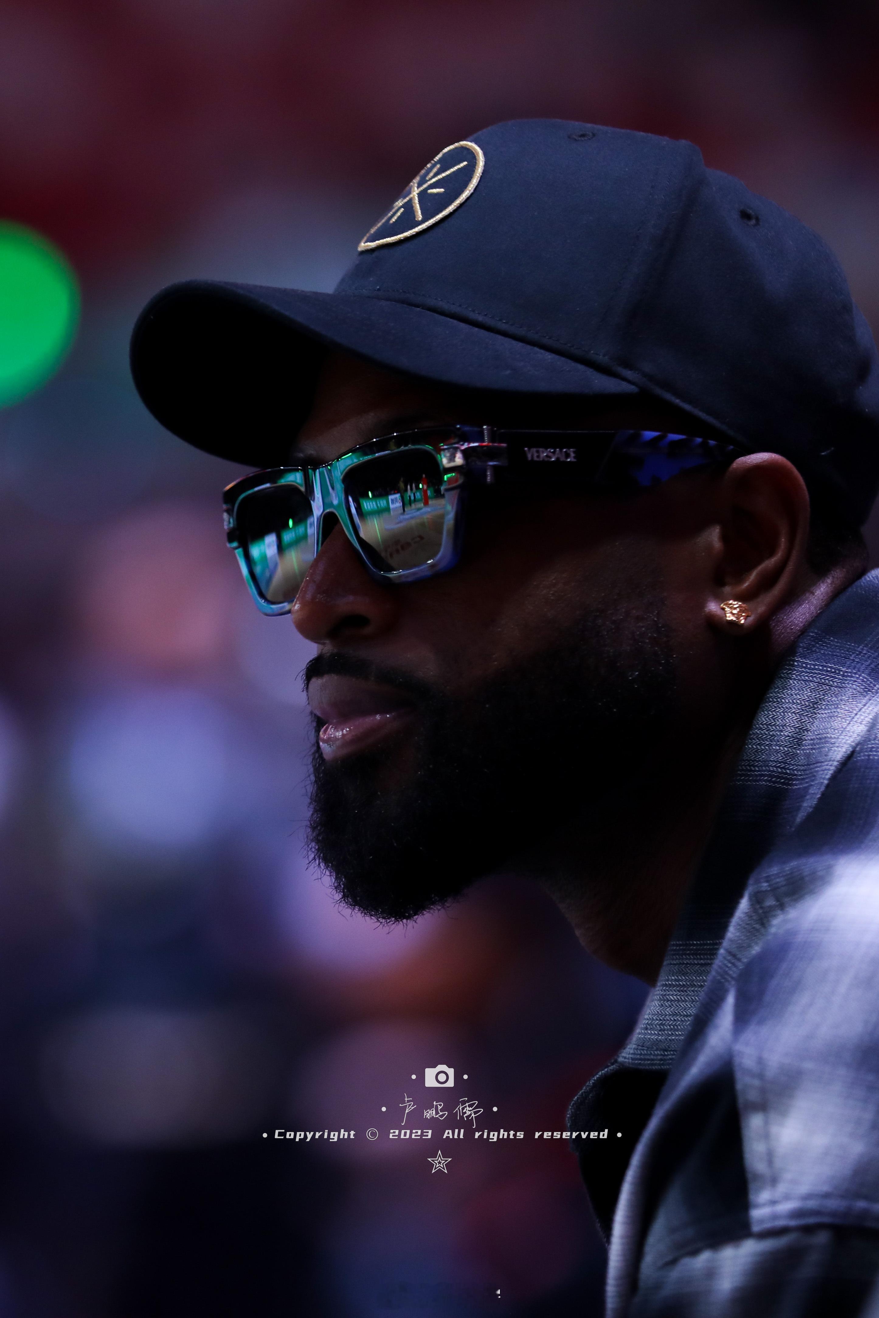 韦德也是会玩梗的，除了打九分，还拿着九分的牌子摆拍[偷笑]#韦德担任CBA全明星