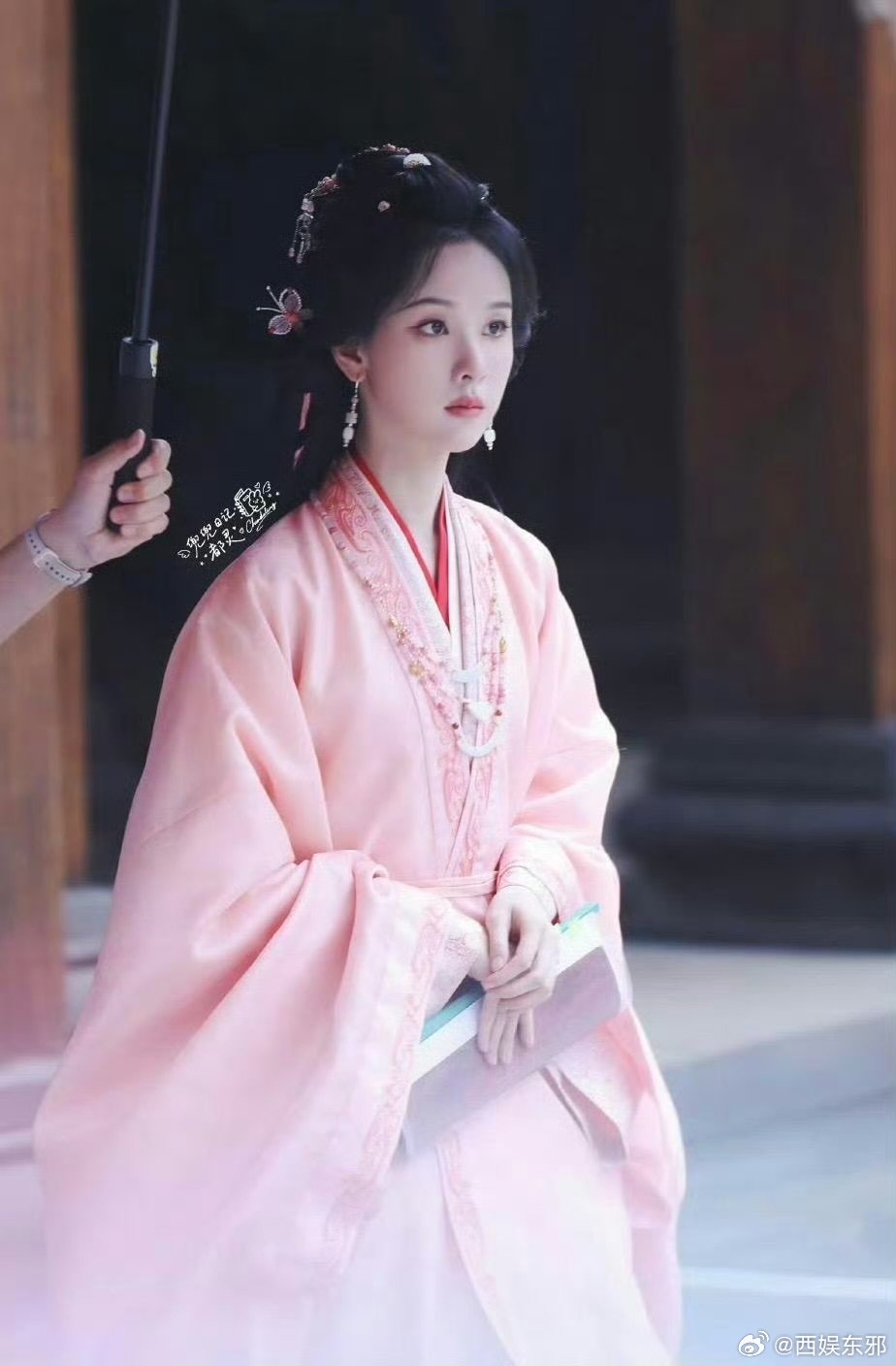 陈都灵楚朝浓妆淡抹总相宜 华贵妆造有雍容之态，简约造型有清雅之姿，风格切换毫无违