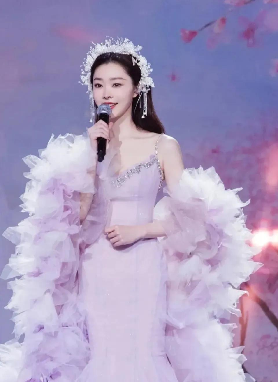 有网友评论宋轶有人妻感，虽然没结婚，但是恋爱的感觉也很好！