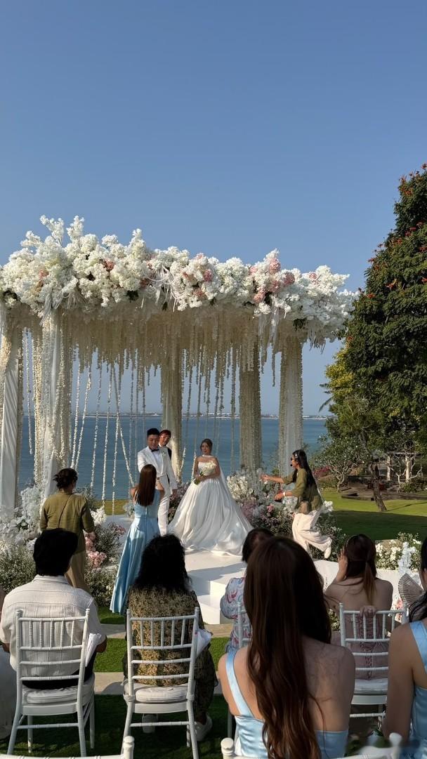 38歲歌手譚嘉儀今日（9日）在印尼峇里島的與圈外人男友舉行婚禮，正式升呢人妻。她