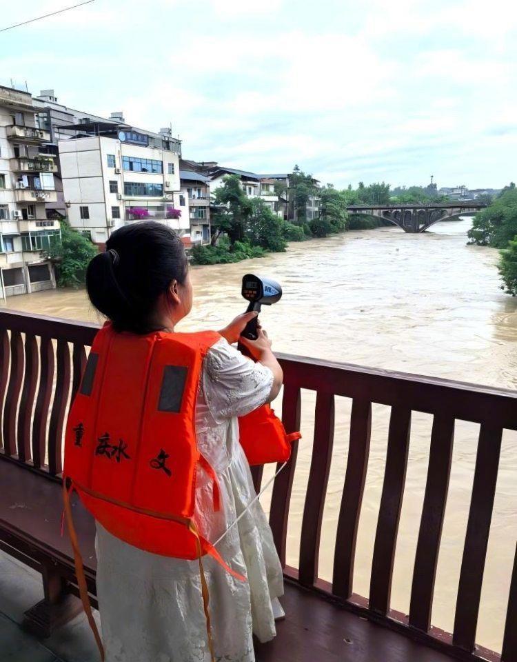 【重庆31条中小河流出现1至3米涨水过程】据重庆市水文总站监测，8日8时至9日8