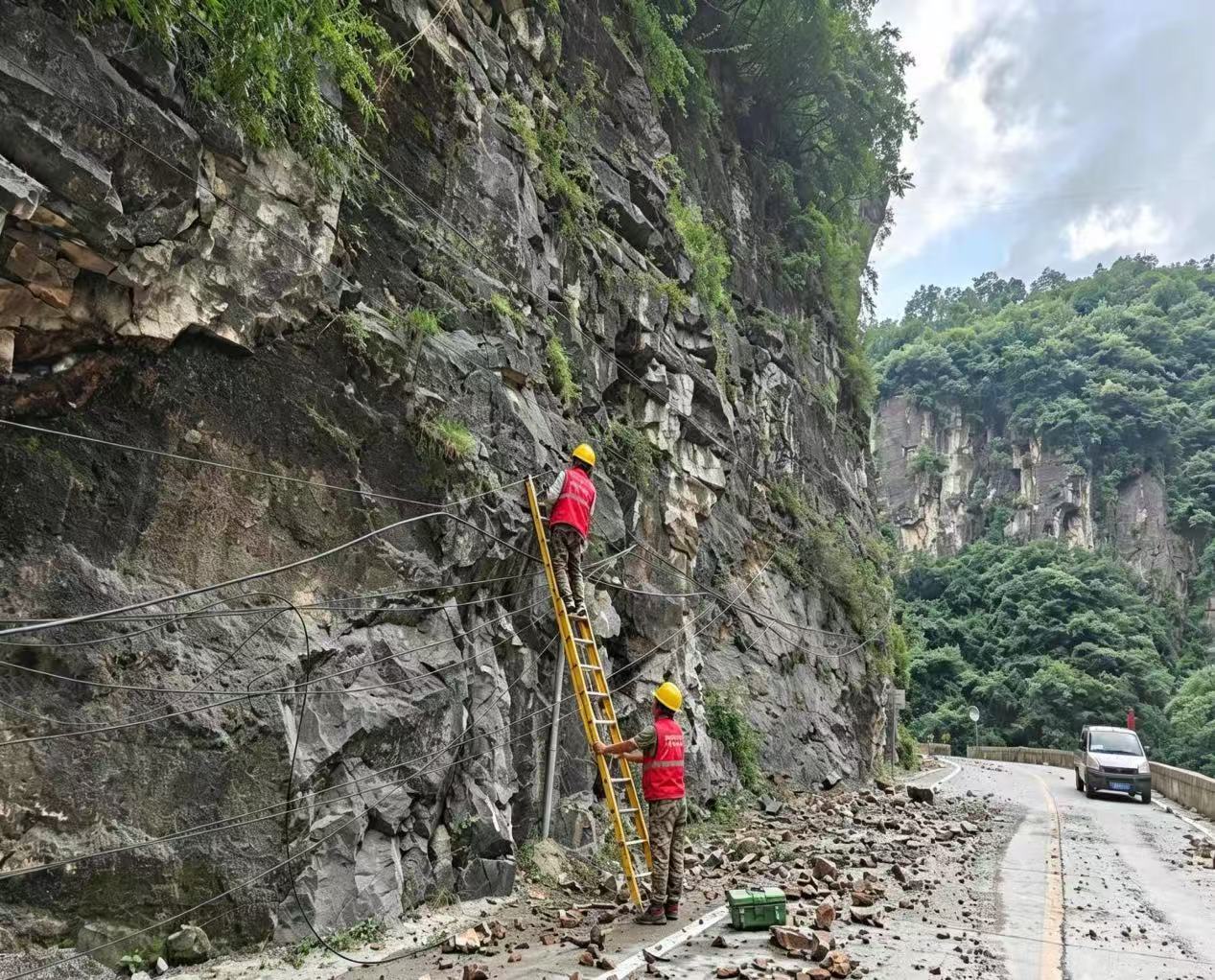 今年雨水多，山洪、雨涝频发。在山西陵川县太行山区，山洪使得部分山区内基站中断，影