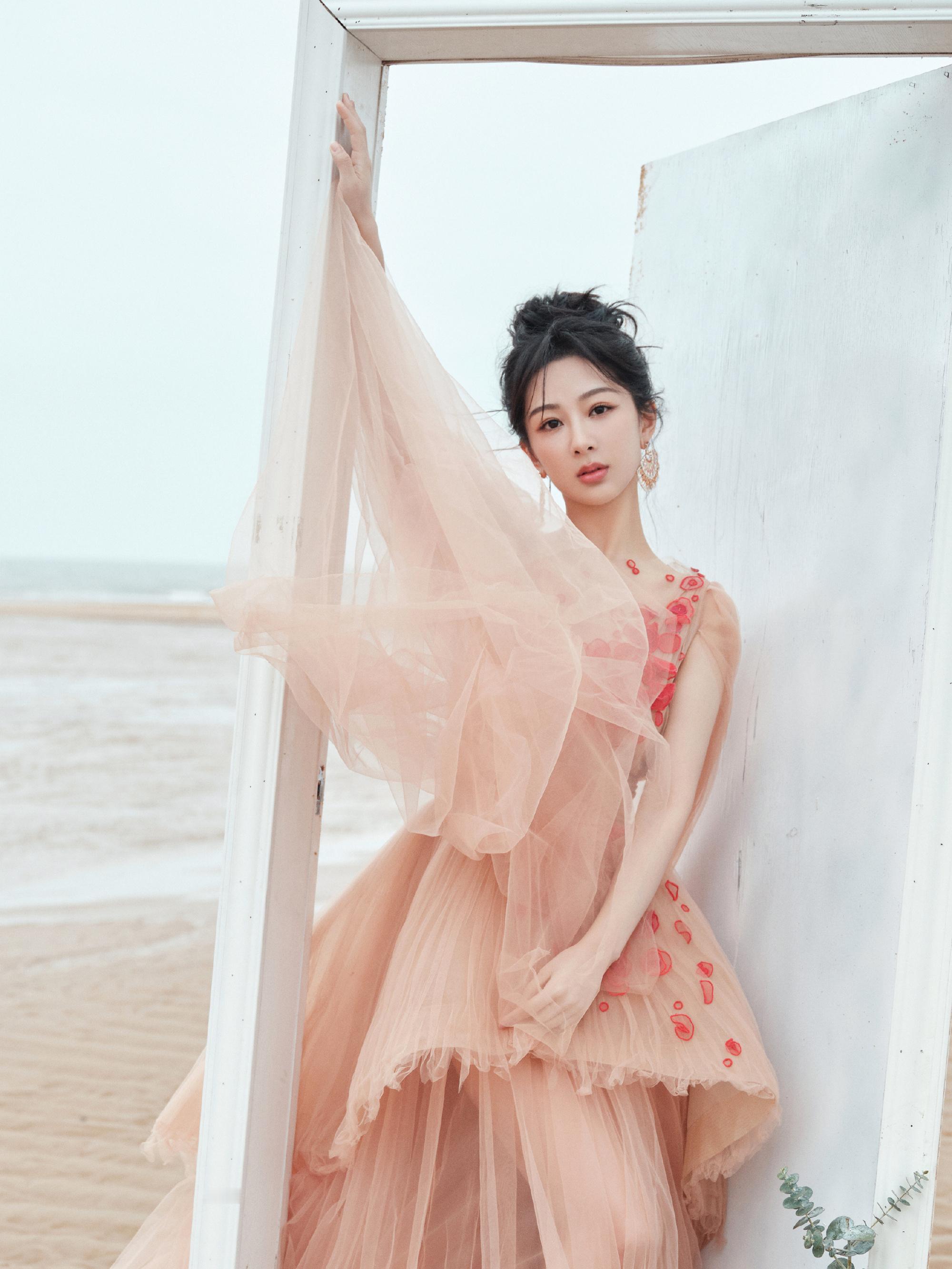  yz#杨紫何惟芳# 你既如池塘春草，又如深海珊瑚！你的美，可浅尝，更能深品。​