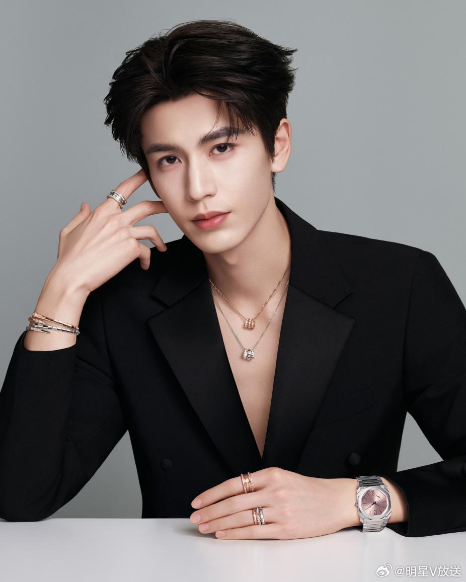 宝格丽官宣张凌赫宝格丽品牌大使张凌赫 是经典与创新的博弈，也是实力与潜能的共振。