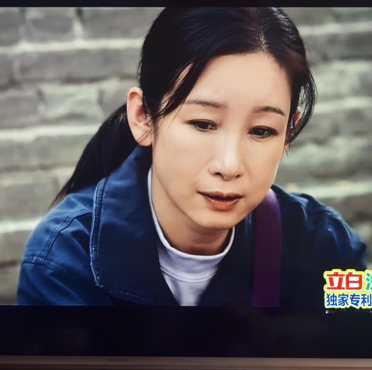 《主角》真是造化弄人啊。
胡三元在长安城墙下看到了正在卖面皮花彩香。心里不禁一阵