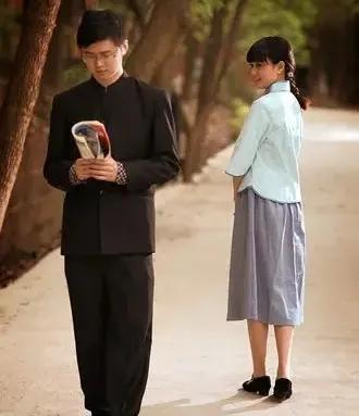 擦肩而过
文/半岛诗人

生命的旅途，犹如一条蜿蜒的长街，我们都是这街上的行者。