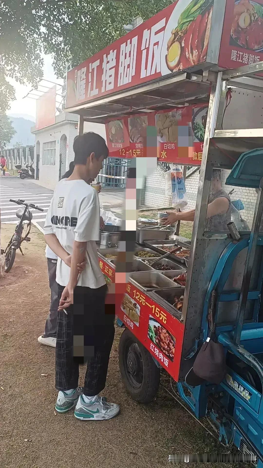昨天中午在厂门口跟卖快餐前同事聊天，他说现在摆摊也不好赚钱了，以前猪脚饭一份卖1