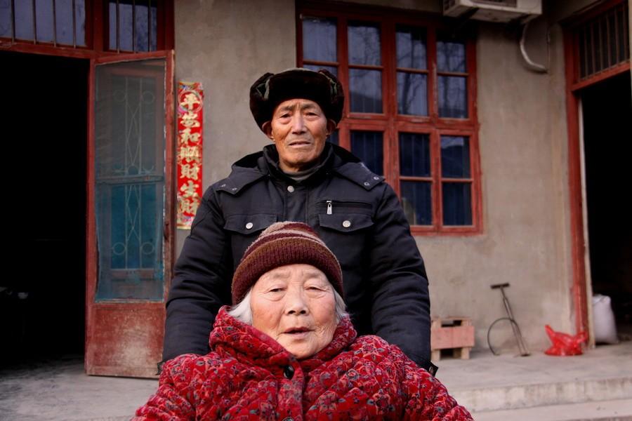 母亲病倒了，我连忙带她去医院检查，医生说没大碍，但需要好好休养。我不放心，赶紧通