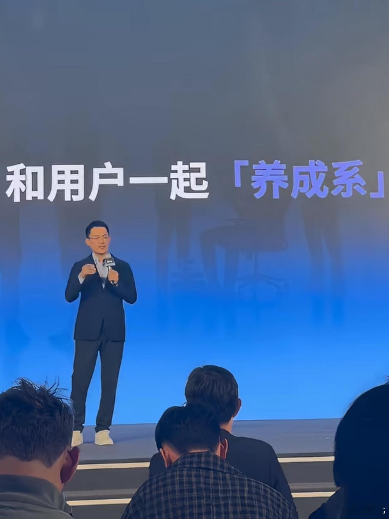 养成系创业还是第一次听说。一般来说，做硬件创业，大多都是闷头在背后研发，攒到产品