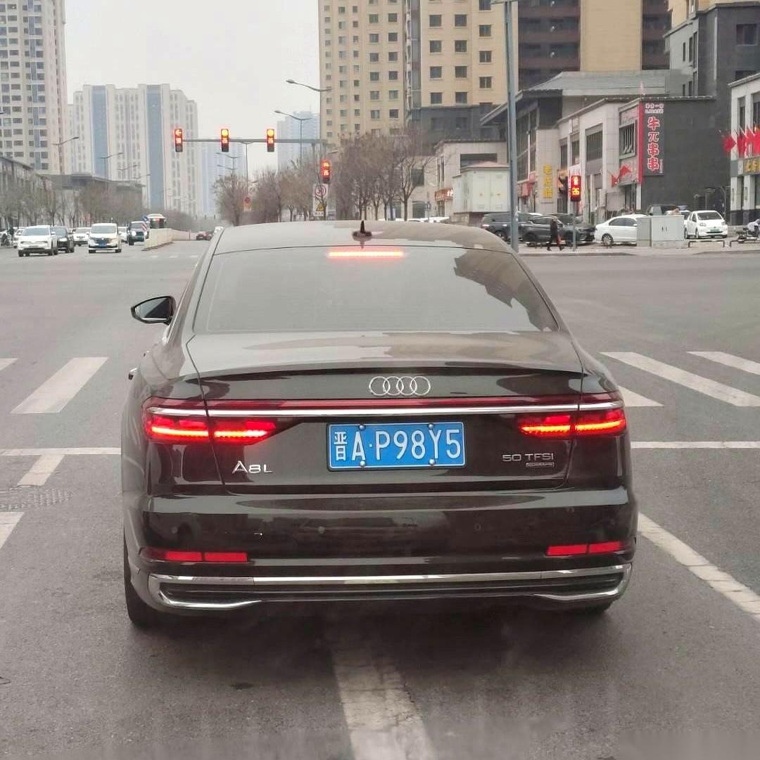 同学递过来一个红包，薄薄的，我捏了一下，就一张。
而我刚刚塞进礼金箱的，是厚厚的