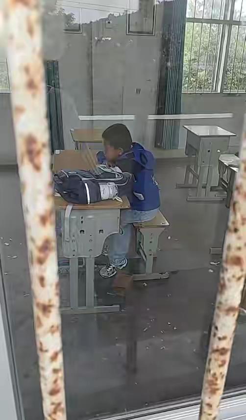 一个学校就一个新生，怎么才能撑起未来？这样的例子越来越多了，是时候反思了，生育放