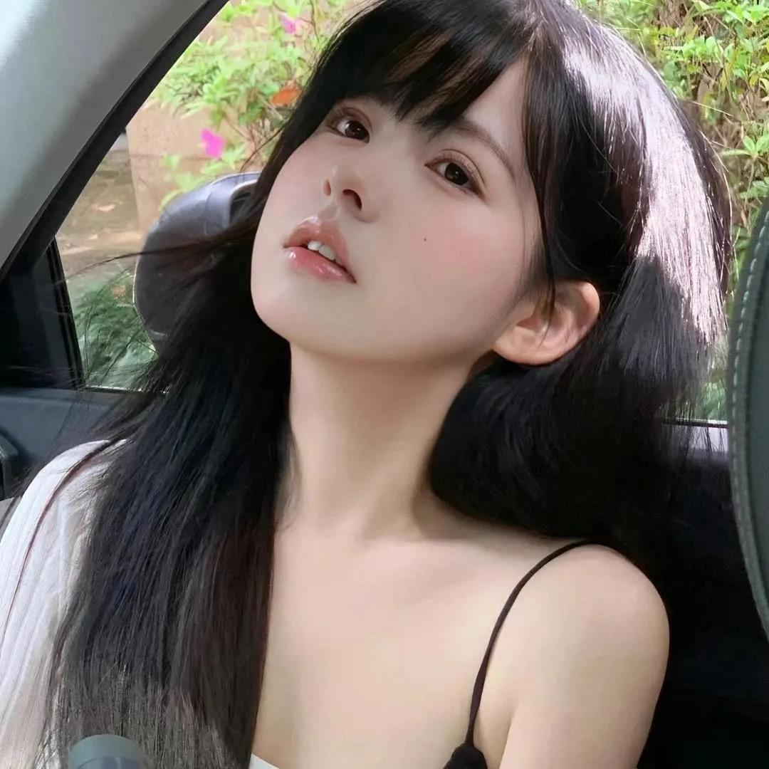 阳光洒在车里的她，美得像一幅画阳光少女照 车内的美女 女生开车的状态 车后座小仙