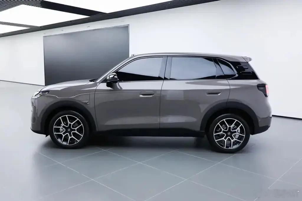 零跑汽车发布了A10内饰官图。零跑A10采用简约化设计风格，配备了8.8英寸液晶