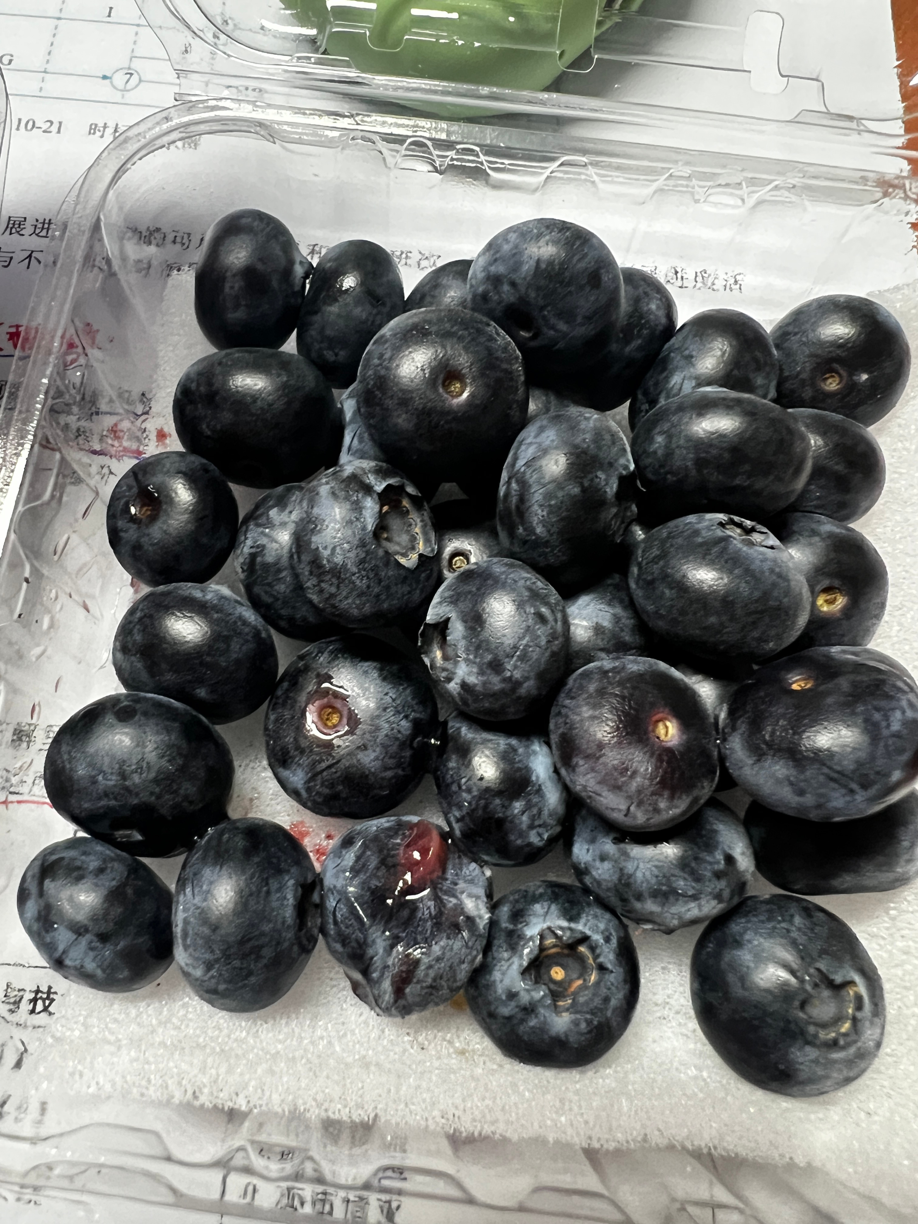 当你听信直播间并且下单了几盒蓝莓之后图一直播间展示，图二图三实际到货 