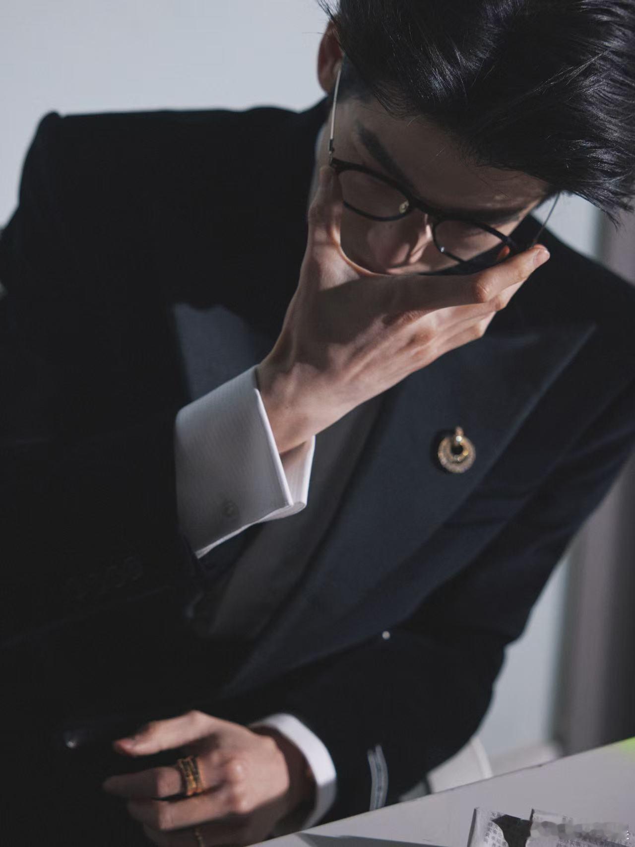 张凌赫第二套look张凌赫蒋峤西回归张凌赫第二套look，推眼镜这一下，[爱你]