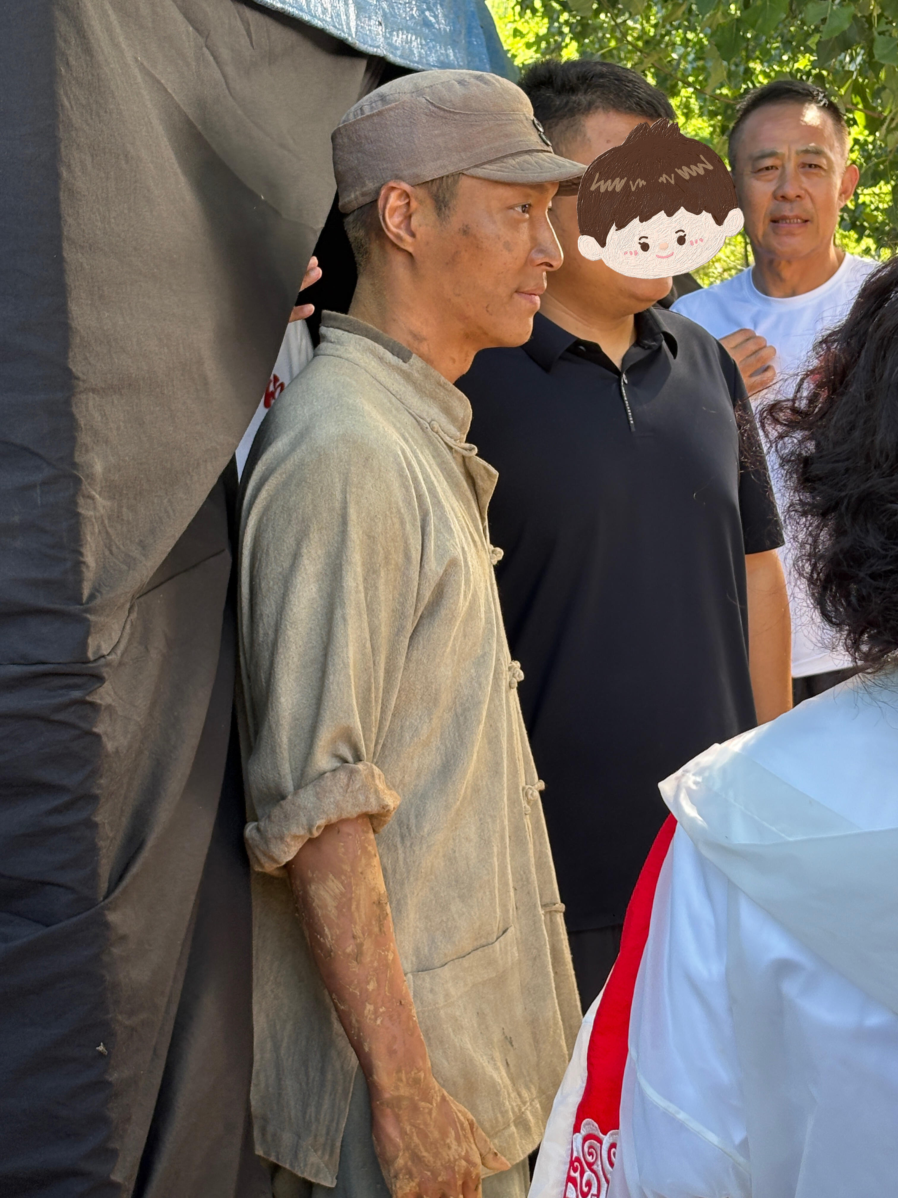 张艺兴剃寸头 丨张艺兴一口气4句排比诠释绽放 《绽放》开机发布会演员张艺兴路透是