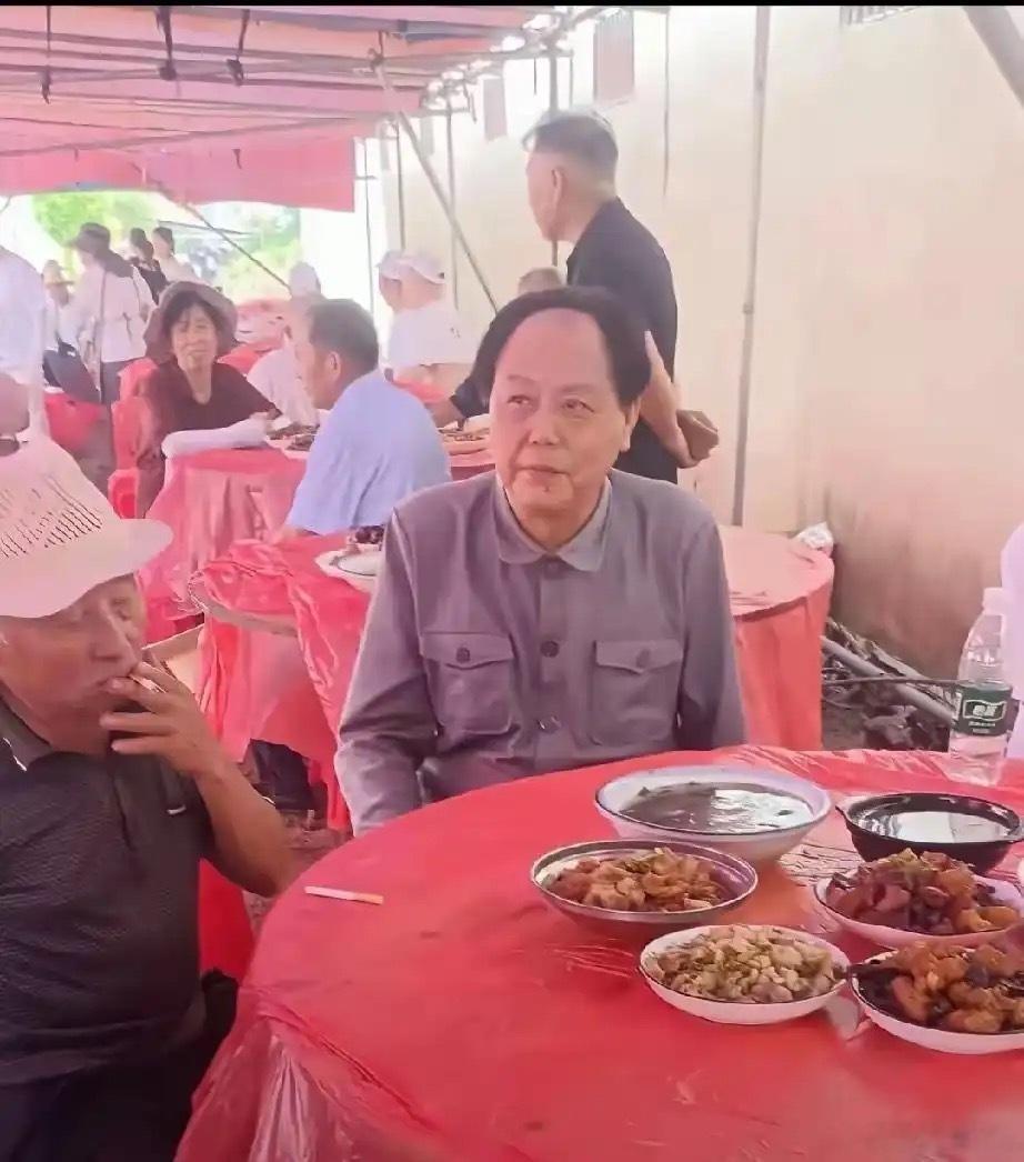 有人说这个人像毛主席，你们看着像吗？不是吹牛，世界上没有任何一个人能够模仿得像毛