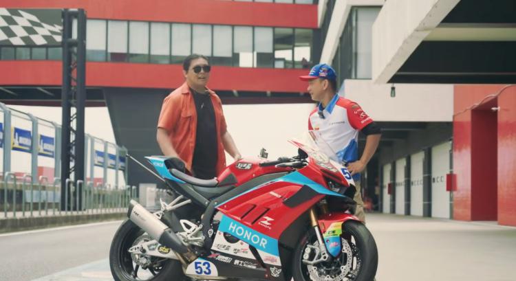 一辆摩托车，把民进党当局吓着了。

台湾首位车主把"张雪机车"820RR整车拆成
