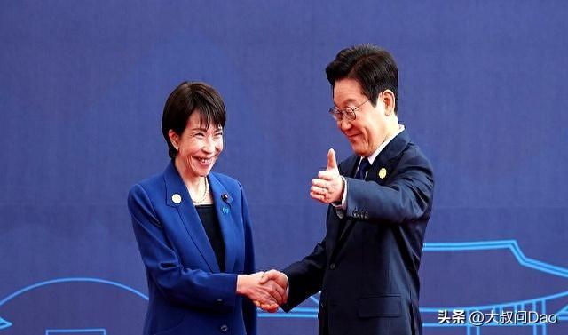 高市早苗车窗前"依依不舍"送别李在明，假笑消失背后有玄机？
 
1月14日，日本