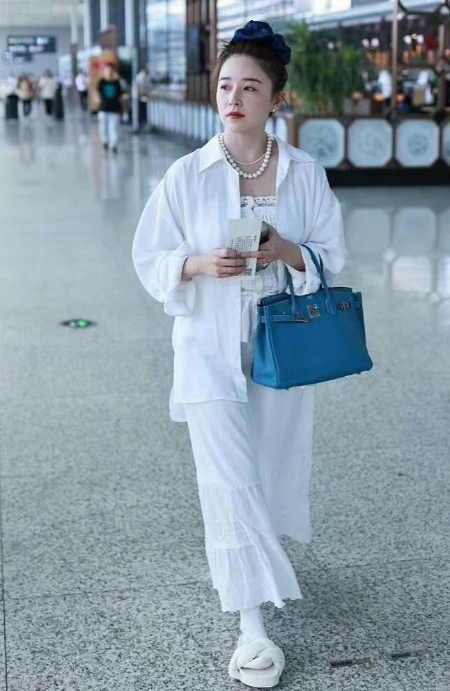 阚清子现在也太像富婆了吧，感觉都发福了，纪凌尘是不是肠子都悔青了？ ​​​