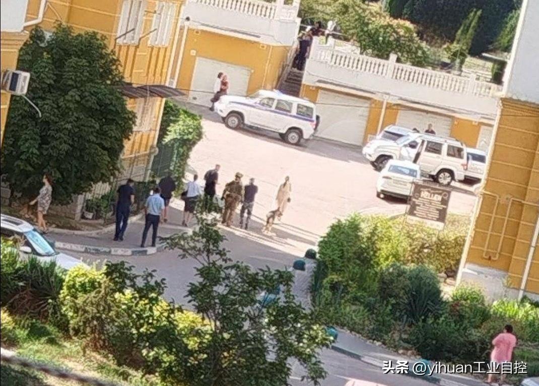 【俄塞瓦斯托波尔市发生一起炸弹袭击】
    一名男子在克里米亚半岛塞瓦斯托波尔