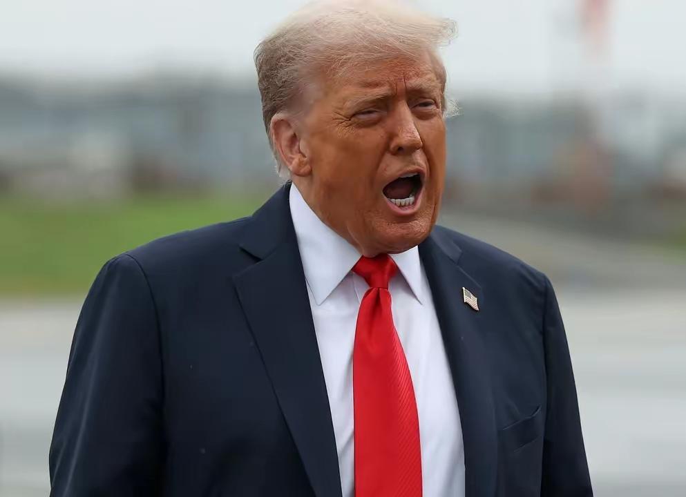 笑不活了！4月6号，特朗普在记者会上又整活了。针对在社交媒体上用脏话威胁“炸平伊