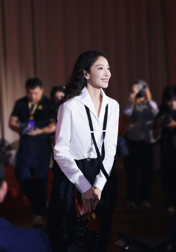 宋茜的艺术联欢时刻！用热忱表演传递温暖，感动直抵人心，尽显舞台魅力与正能量。 