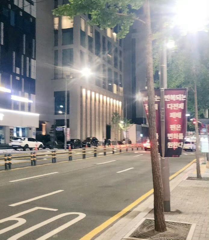 送花圈还不够？ T1大楼附近、Lolpark、弘大附近都被贴上了横幅[哆啦A梦吃