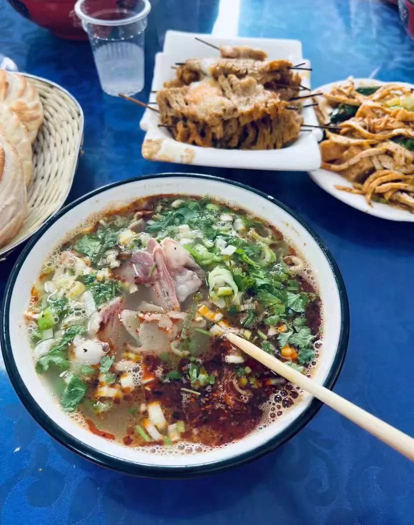 羊肉泡馍挺好吃
相比于西安的羊肉泡馍，我更喜欢运城的，可能我是运城人的胃吧，另外