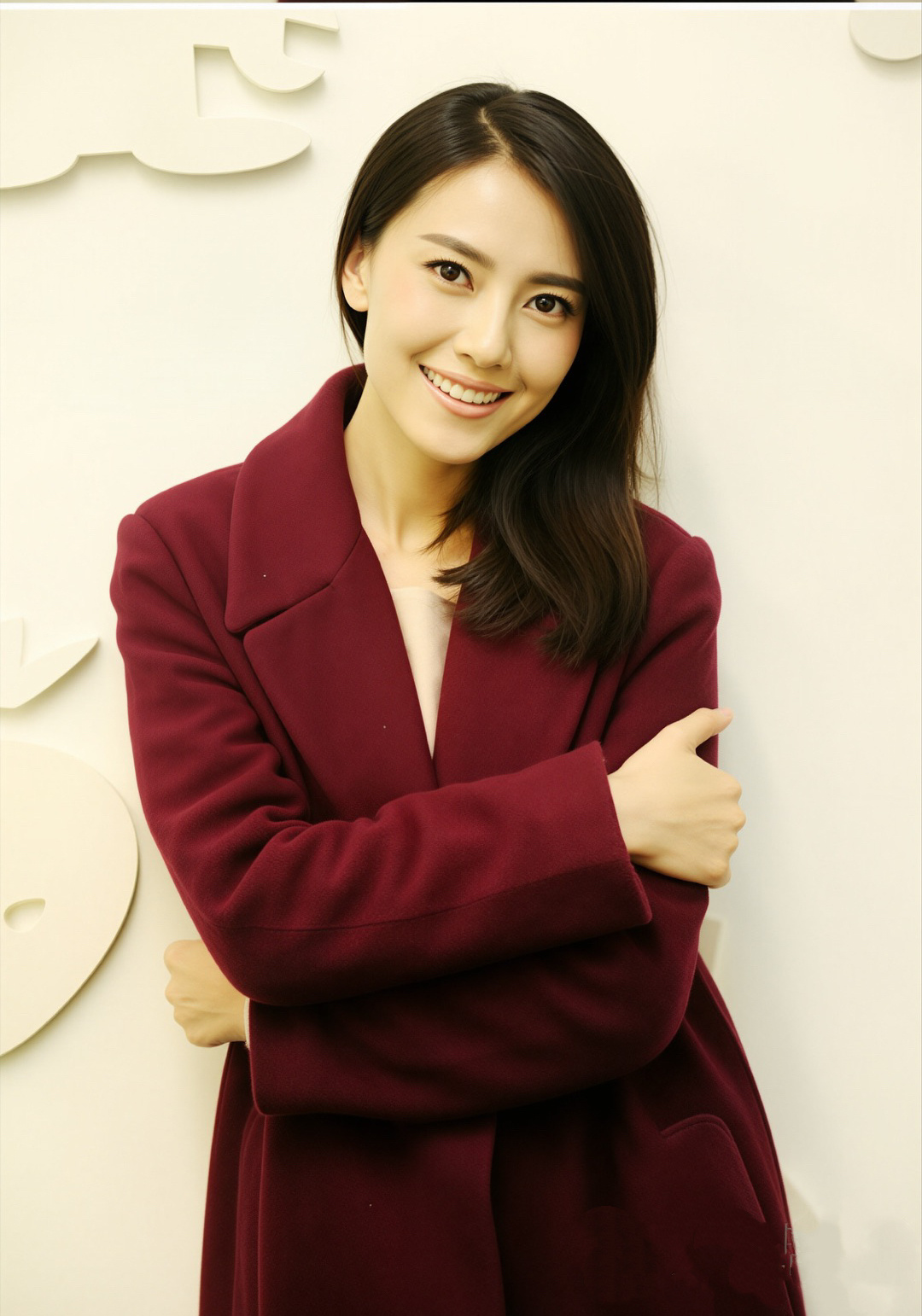 高圆圆 这身酒红大衣造型，把温婉大气的东方美感拉满了。利落的翻领衬得肩线舒展，暖