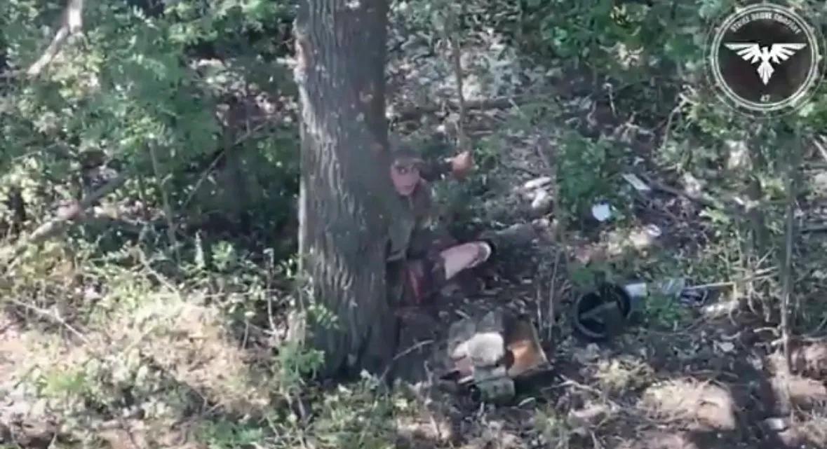 战场上俄罗斯女兵坚毅的眼神。
据说她是女囚，参加了对乌克兰的人肉冲锋队。
完整视