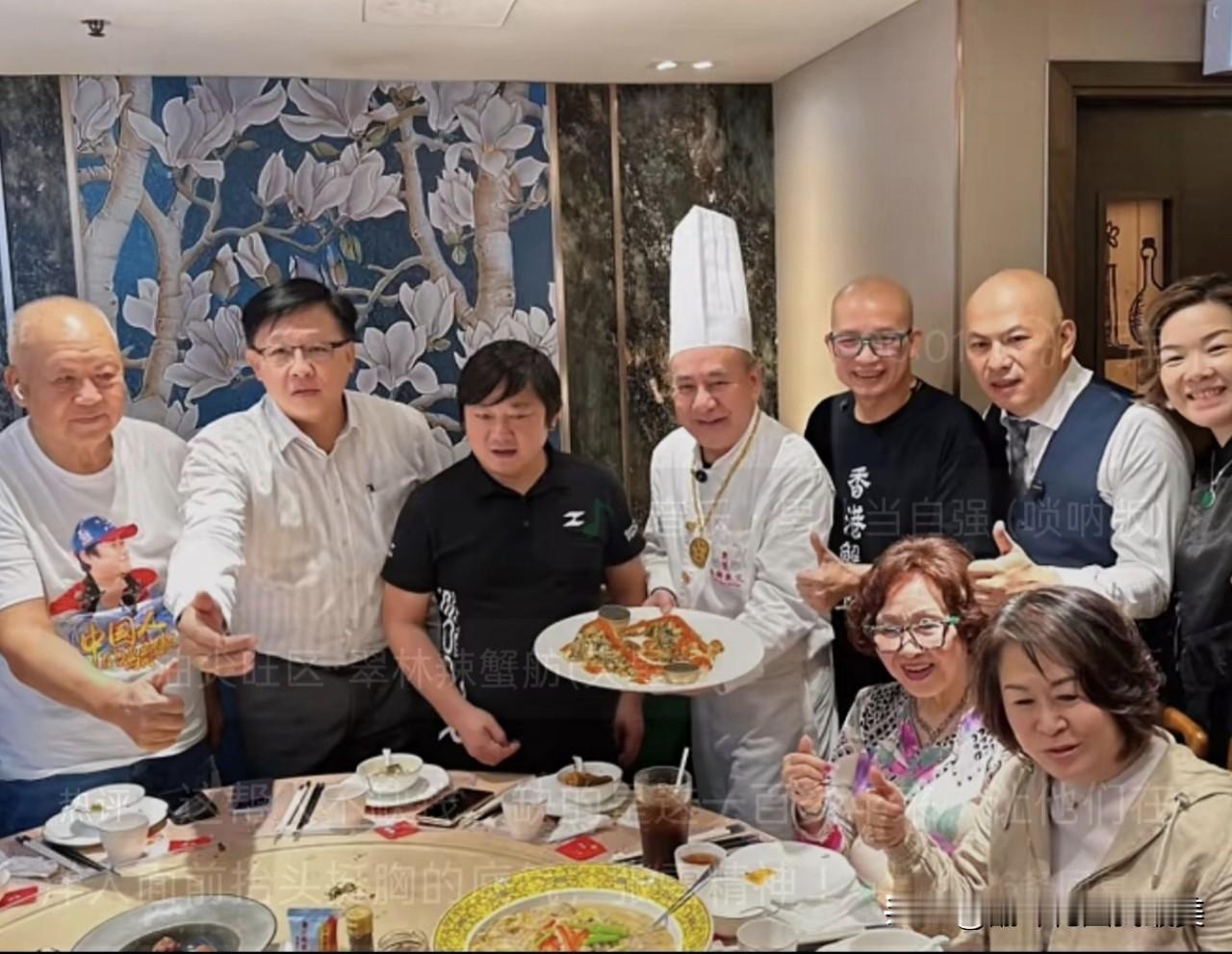 张雪去香港交个车这波操作也太绝了！

谁能想到，

一个造车人竟然惊动了半个香港