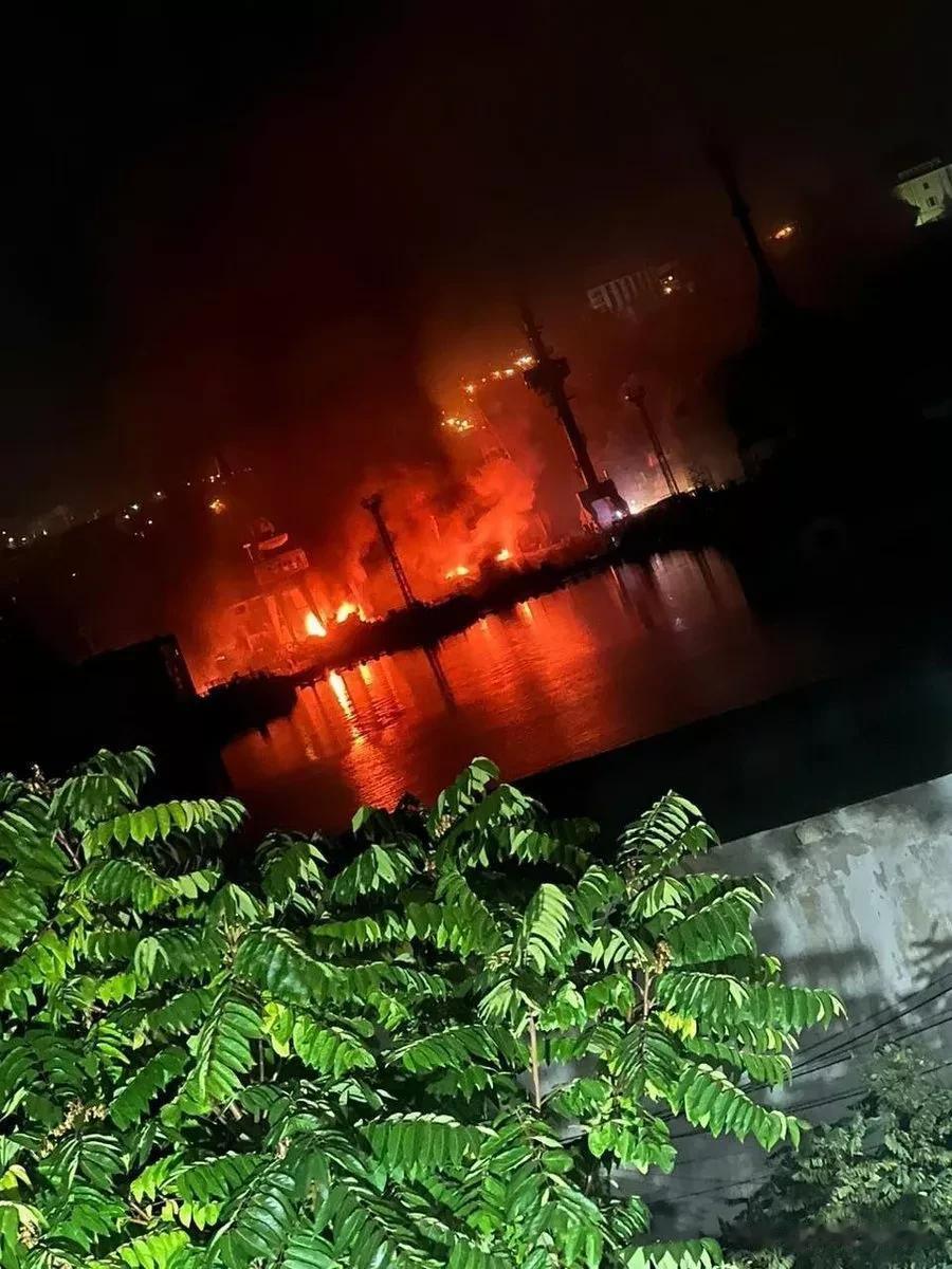 俄控克里米亚日夜不得安宁，乌克兰武装部队今天凌晨袭击了半岛上的塞瓦斯托波尔，袭击