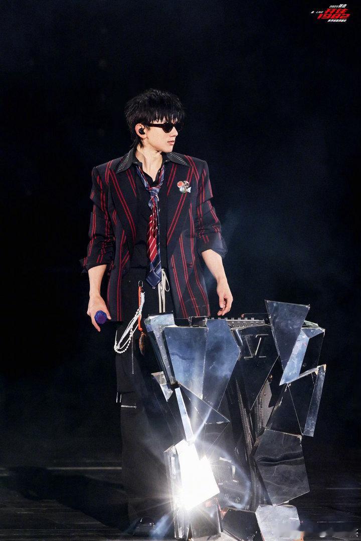 张杰唱了三十秒我学了三年 跟着张杰唱了三十秒，现在只想给嗓子道个歉。他怎么做到边