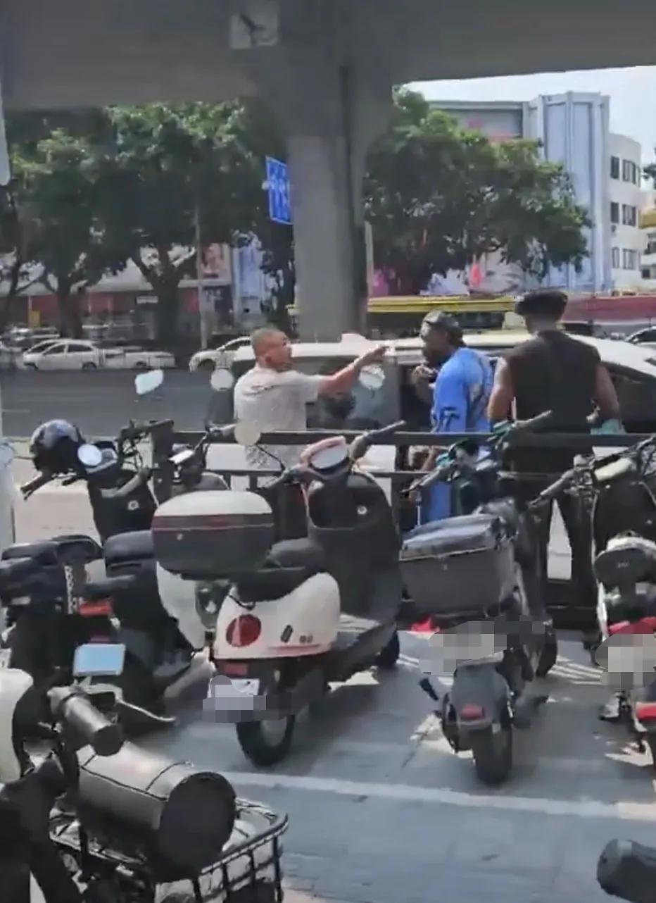 黑人坐车后不给钱，气得司机心脏病差点发作！
司机路上拉了两个黑人，到达目的地后，