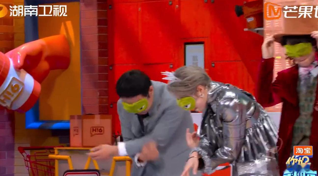 刘雨昕别管我有自己的节奏！转圈后跑偏到怀疑人生