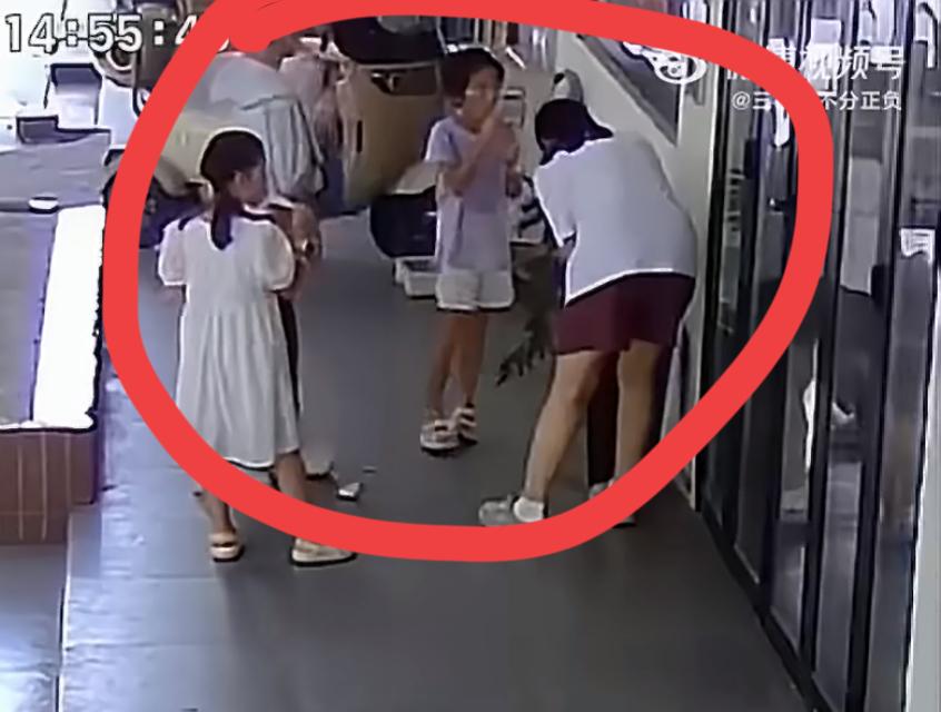 实在太缺德，2女子当着孩子的面硬生生拔掉商家放门口的绿植带走。
事发8月18日江