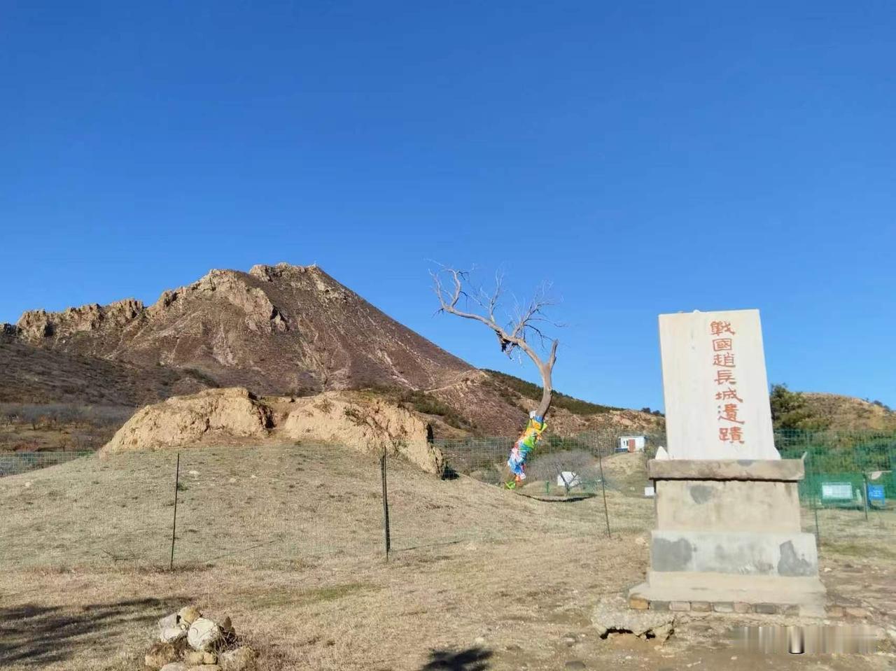 残垣藏岁月 古烽映禅音—战国赵长城
       乌素图山脚下的高地之上，一方朴