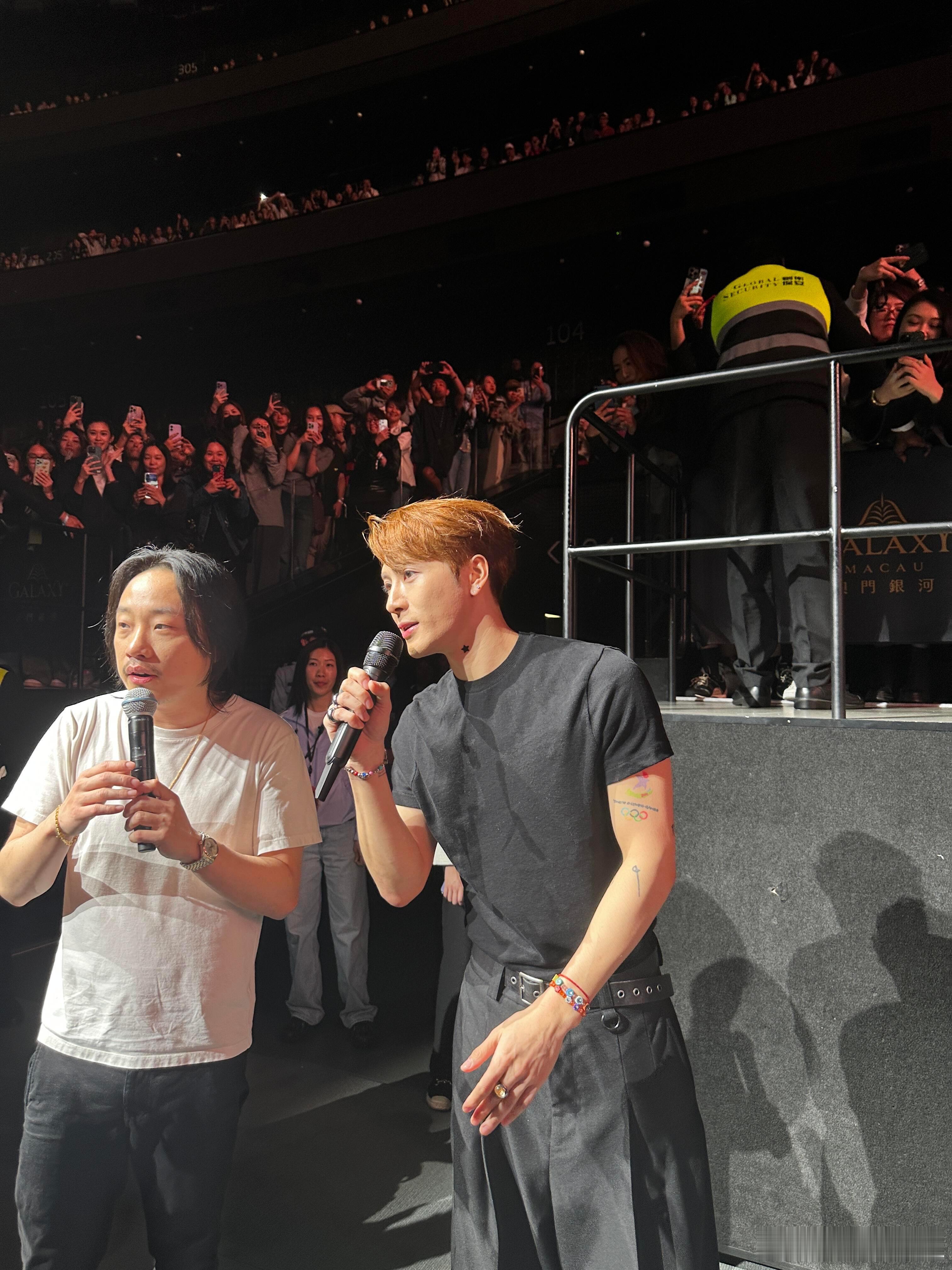 今天下台了 前排要被王嘉尔帅的晕过去了吧cr：米奇也在 