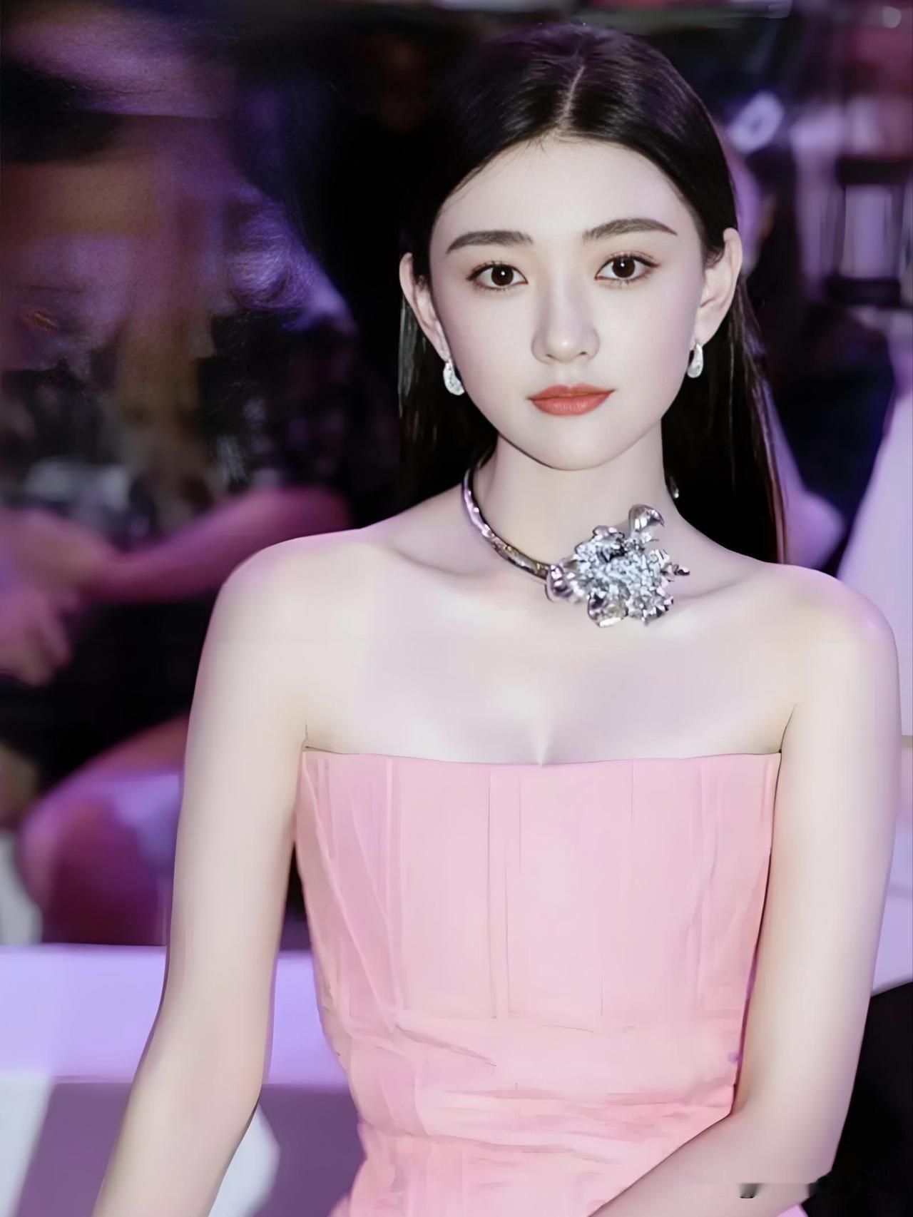 梁洁，温婉如玉，笑靥如花。不被标签定义，在岁月中沉淀从容。她以真诚演绎万千角色，